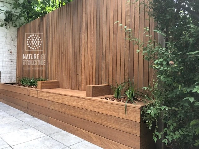 Brise-vue et banquette en bois exotique