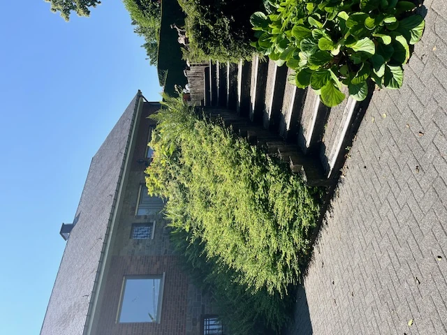 Avant rénovation d’un escalier extérieur et d’une façade avant en province de Liège