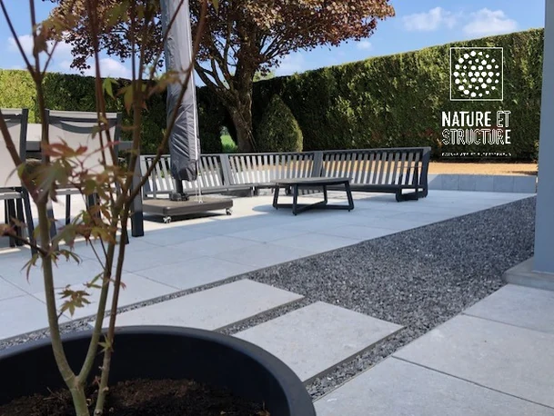 Terrasse extérieure en dalles de pierre bleue belge