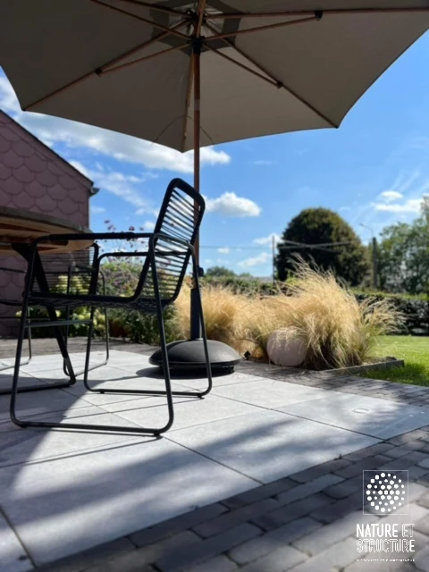 Terrasse extérieure en pierre bleue et pavés en terre cuite